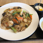 香港料理 蘭 西永福本店 - 五目あんかけ焼きそば。小さいルーロー飯も付く