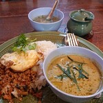 タイ料理ピン トン - ガパオ・タイカレー(タイカレーはグリーンカレー選択)