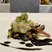 recte - 松浦 白イカ 押し麦
                    白イカを一度焼きその出汁で炊いた押し麦が粘る事なくリゾットにとても合います。
                    エンペラ・身・下足をソテーにした食感と、生の白イカのねっとりとした食感を楽しみながらいただきました♪