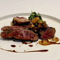 recte - 但馬うし（メイン料理変更プラス3,000円）
                      兵庫県が誇る黒毛和牛、赤身とサーロインの竈焼きに赤ワインソース仕立て、物凄いボリュームです！
                      あたくしお腹も胃袋も絶好調、全て残す事なくお腹に納めました♪