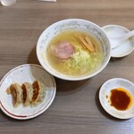 シャントウ - 塩ラーメン　690円
            餃子3個　300円