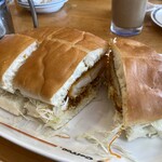 コメダ珈琲店 - エビカリーパン￥910接写