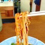 華香苑 - 麺リフト(^_^;) 赤いモノが麺に絡み付きます(^_^;)