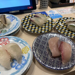 びんび三昧 - 活〆シマアジ(¥440)×2、白焼き塩穴子(¥275)、真鯛(¥275)、はまち-大切り-(¥330)