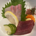 吉宗 - 刺身（ヒラス、マグロ、イカ）