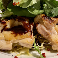 シャンパン食堂 - キャベツ千切り、フライパンでサッと焼きました系。ビストロなら、皮がパリッとしたポワレにできぬか？