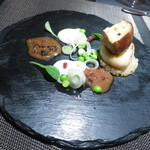 エクアトゥール - オードブル　おやきとサンジャック　フォアグラのポアレ　モリーユ茸とコニャックのソース