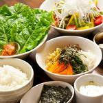 焼肉あさだ - 焼肉と一緒にサラダやにんにく、韓国海苔、スープなど、お楽しみいただけます。