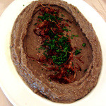 イラン・アラブ料理 アラジン - 豆のフムス。フライドオニオンとオリーブ油が程良く融合し、ナンにぴったり。