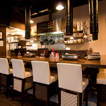 焼肉あさだ - カウンター席です。隣に並びながら旨いお肉を味わえ至福のひと時を…