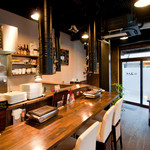 焼肉あさだ - 店内はゆったりとした作りになっており、テーブル席とカウンターがあります。貸切の宴会にもぴったりの空間です。