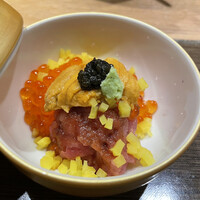 北新地 すし通 - ぱっかぁ〜ん❣️と蓋を開けたら贅沢なクワトロ丼が⁽⁽ଘ( ˊᵕˋ )ଓ⁾⁾