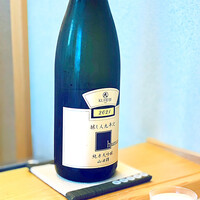 鮨 なんば 日比谷 - ◉ 醸し人九平次（愛知県）純米大吟醸 human 2021山田錦　この蔵の最高峰…  兵庫県産山田錦（精米歩合45% ）alc 16 度　✽ グレープフルーツのような香りでフィニッシュに向けてのキレ