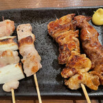 Karaage Yakitori Enishi - 左から､ねぎま（塩）バラ（塩）皮（タレ）かしら（タレ）各180円