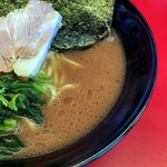 家系ラーメン 佐々喜家 - 見た目よりあっさりしたスープ。