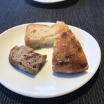バッカナール - パンは3種類　左はくるみやドライフルーツが入ったカンパーニュ　中央はデニッシュ　右はチーズ入り