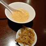 中国日隆園 - 定食のスープと搾菜