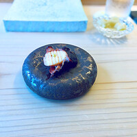 鮨 なんば 日比谷 - ◎ 煮蛸（神奈川県佐島）山葵で。　上は生姜の酢漬け