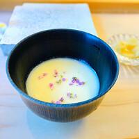 鮨 なんば 日比谷 - ◎ シャイニングコーンの冷製スープ（擂り流し）に紫蘇の花を散らして。