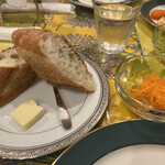フィガロ・クラシクゥ - セットのサラダとパン