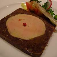 アンフュージョン - フォアグラのコンフィとじっくり煮込んだ牛テールとレンズ豆の煮こごり風テリーヌ