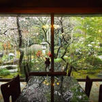 桜茶屋 - お部屋の中からも桜がお楽しみいただけます♪テーブルに写った桜も風情があります