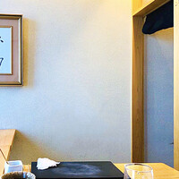 鮨 なんば 日比谷 - ✽ Ｌ字カウンター４席のはなれ…額はおそらく画家で書家の熊谷守一の書だと思います。(本来)無一物→ 執着する物は何もない心境。