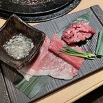 和牛A5雌牛と熟成牛舌 肉屋いちゆく - 絶品塩焼（左から極上和牛サーロイン、薄切り和牛三角カルビの目葱巻き、厚切り上塩タン）