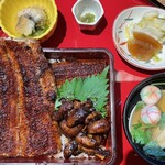 炭焼 うな富士 有楽町店 - 肝入り上うな重に、白焼きのうざく、山葵の茎、お漬物、蛤のお吸い物が付いています。