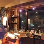 スランジバール - 以前段ボールだった箱はワインの木箱になっていました