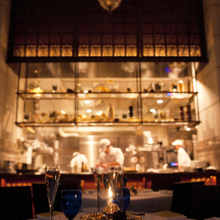 シェフの動きが見える演出と、出来たての料理が嬉しいダイニング