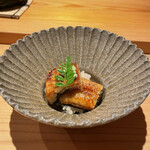 鮨 さかい - 鰻。皮のバリバリ食感を味わった後、脂の味が来て、酢飯でしめる。