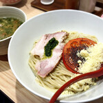 拉麺大公 - トマトとバジルの塩つけ麺(自家菜園Ver)