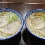 ウリナム食堂 - 醤油と塩。ビジュアルも色合いも殆ど同じ。