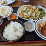 中国料理 九龍居 - 〜お得！おすすめ特別ランチ〜（五目焼そば・唐揚・ご飯(おかわり自由)・サラダ・スープ・漬物）