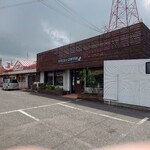 ステラコーヒー - 店舗外観と駐車場
昨日の休業日に撮影してる