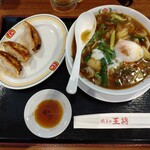 餃子の王将 - 温玉中華カレーラーメン ＋ 餃子3個