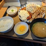 やよい軒 - 兄ぃの頼んだ、チキン南蛮と生姜焼きのコンビ定食(税込1,000円)＋生玉子(60→30円)で、1,030円