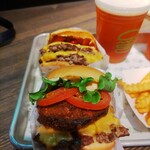 シェイクシャック - 上 Shack burger（Double 1,110円）、下 Shack Stack（1,320円