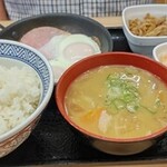 吉野家 - Wハムエッグ牛小鉢定食、ごはん大盛。味噌汁を豚汁に変更。