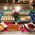 プレシャス ビュッフェ - カラフルいちごムース、なめらかプリン、ベイクドチーズケーキ、チョコミントケーキ、マチェドニア、ティラミス、苺とベリーのジュレ