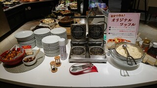 PRECIOUS BUFFET - 左:もちもちドーナツ(あずきソース)、ワッフルメーカーは古くその都度油をつけないと引っ付く