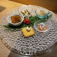 北新地 すし通 - 目にも鮮やか❣️Tiffanyの器で盛り付けられた『前菜盛り合わせ』＾＾