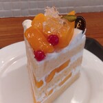 レ サンク エピス - 沖縄マンゴーショートケーキ815円：濃厚なマンゴーが美味。シャンティオフレーズに比べ、クリームは濃厚、スポンジはしっとりと感じられました。