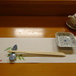 弥助鮨 - カウンター席のセッティング