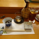 弥助鮨 - 付け出しにお酒