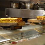 弥助鮨 - 左が作ってくれた玉子焼き