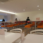 Kafeteria Rune - 新しい店内は橙と白基調
