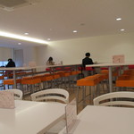カフェテリア ルネ - 新しい店内は橙と白基調