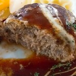 レストラン ペニーレイン - カットしたハンバーグ